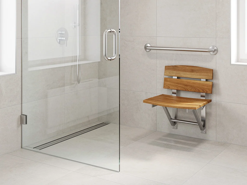 Douche à l'italienne de plain-pied avec siège rabattable et barre d'appui inox